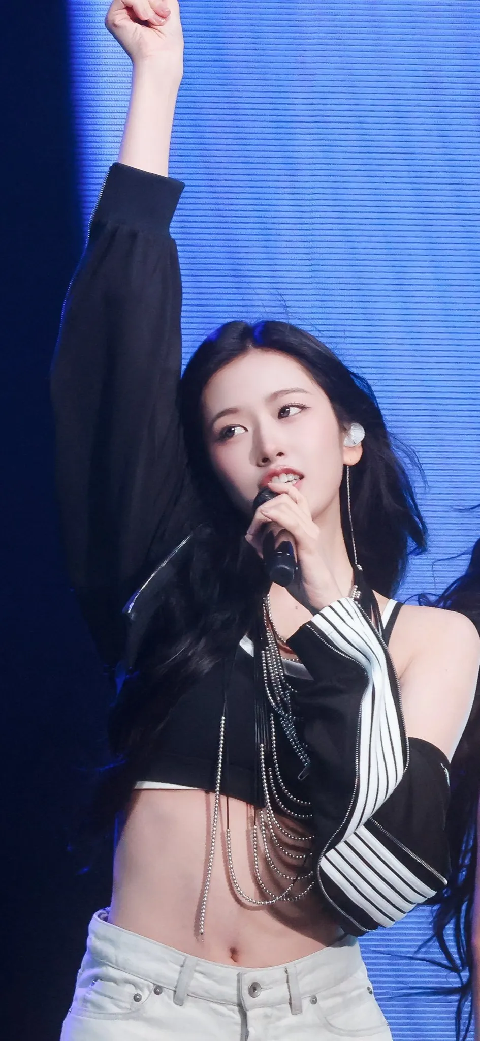아이브 콘서트 안유진 검정 브라탑 야꼽 + 찢어진 흰 핫팬츠 꿀벅지