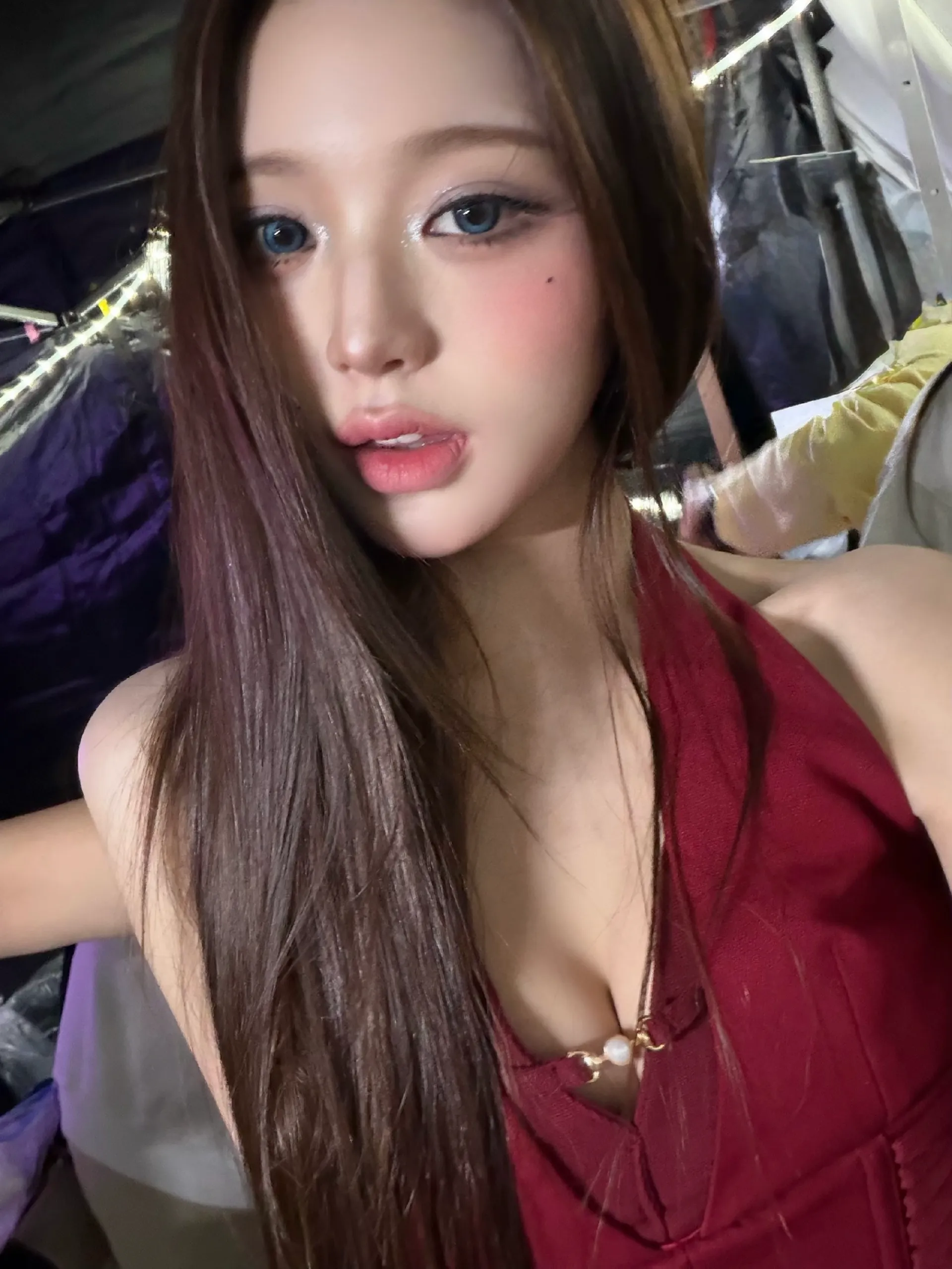아이브 장원영 빨간 가죽코르셋 아찔한 가슴골 어필